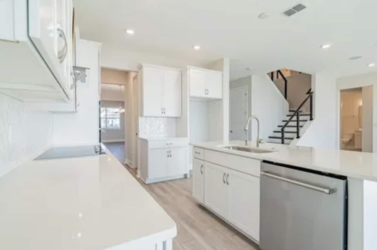 Stunning 5-Bedroom Executive Home with Lak... - Stunning 5-Bedroom Executive Home with Lak...
