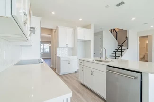 Stunning 5-Bedroom Executive Home with Lak... - Stunning 5-Bedroom Executive Home with Lak...