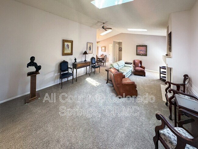 Building Photo - 2558 Veteran Heights