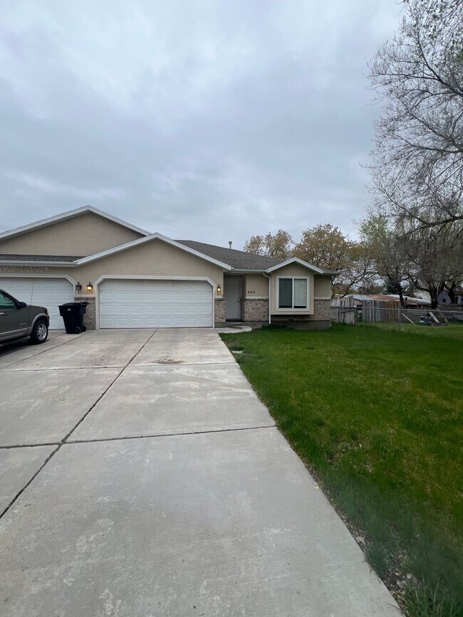Building Photo - Springville Duplex