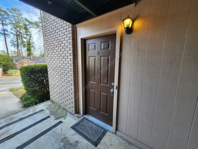 Building Photo - 721 Deerwood St