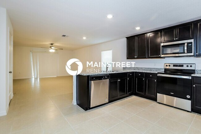 Foto del edificio - 4 Bedroom Pet-Friendly Home in Mascotte, F...