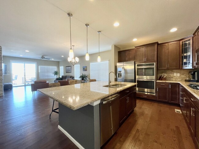 Building Photo - Beautiful 3 Bed, 4 Bath Home Backing to Go...