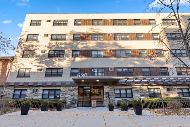 Building Photo - 531 W Aldine Ave
