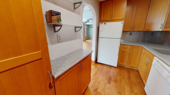 Foto del edificio - Kalorama Two Bedroom/Two Bathroom on Quiet Street-Updated Steam Shower, Washer/Dryer In Unit, & M...