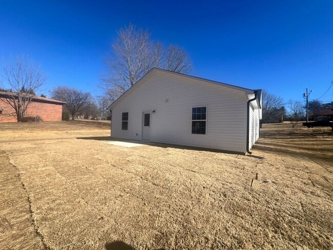 Building Photo - Great Location the spacious 3BR 2BA won't ...