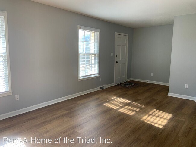 Building Photo - 4 br, 2.5 bath House - 210 Village Lane