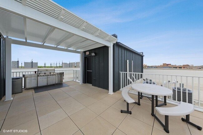 Foto del edificio - 2353 W Wabansia Ave