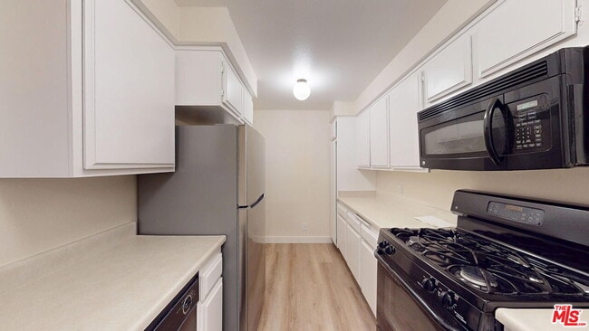 Building Photo - 15215 Magnolia Blvd