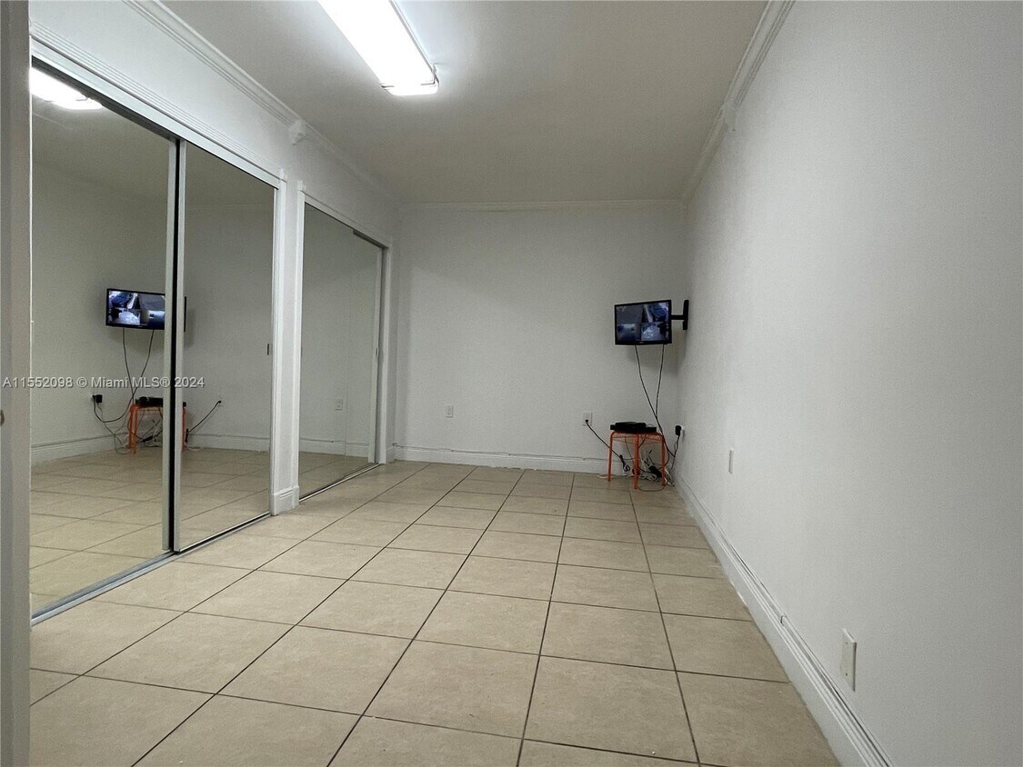 Foto del edificio - 881 SW 104th Ct
