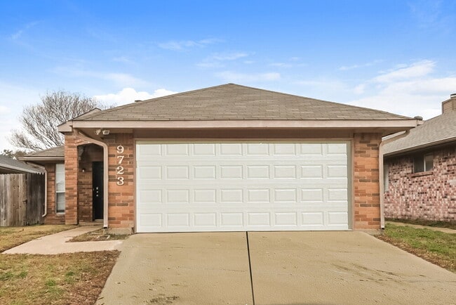 Building Photo - 9723 Pinehurst Ln