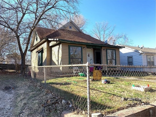 Building Photo - 928 N Park Ave