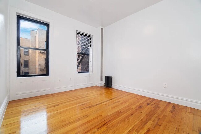 Building Photo - 164 Waverly Place