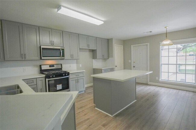 Building Photo - 21118 Highland Knolls Dr