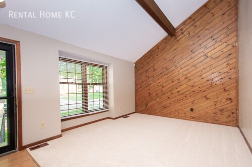 Foto del edificio - 3-bed/2-bath Split-level with Gorgeous Kit...