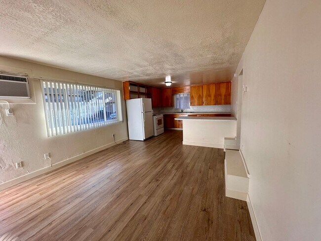Building Photo - ALL NEW FLOORING THROUGHOUT 1 BED 1 BATH U...