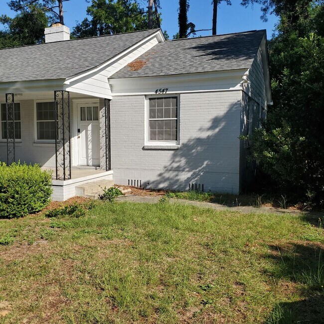 Foto del edificio - Location, Comfort & Charm – 2BR Duplex Near Fort Jackson