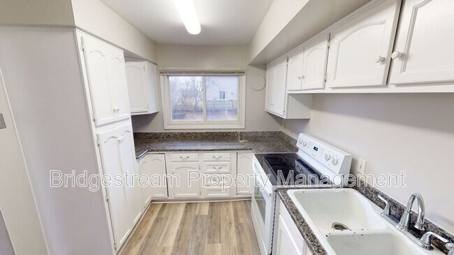Foto del edificio - 1700 Dutchess Ave