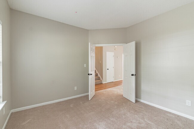 Building Photo - 106 Robin Hood Dr
