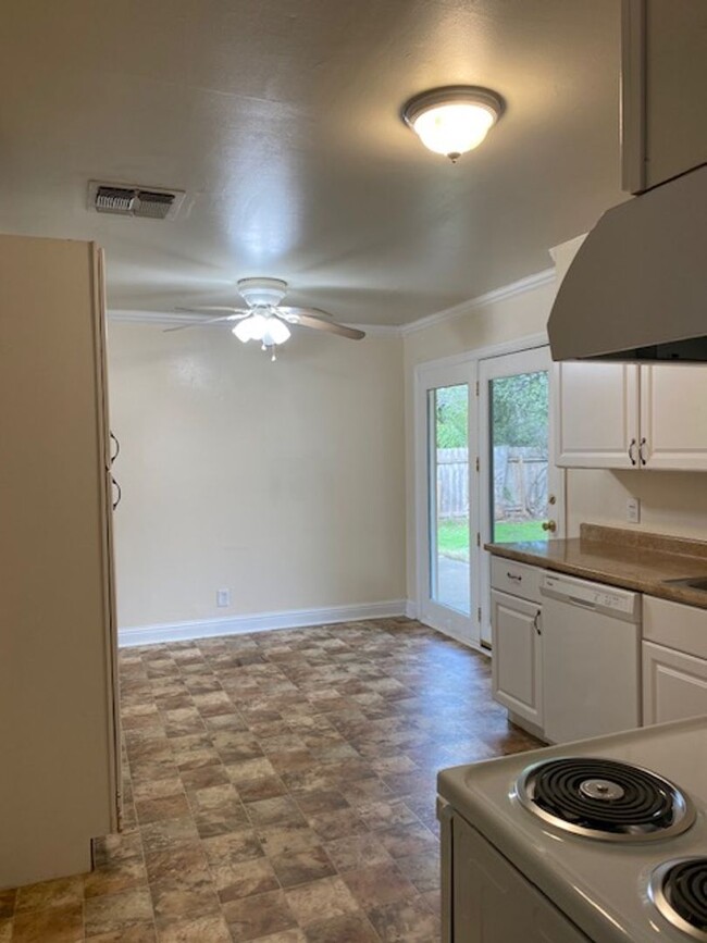 Building Photo - Spacious 3/2 home + Bonus Room in E. Reddi...