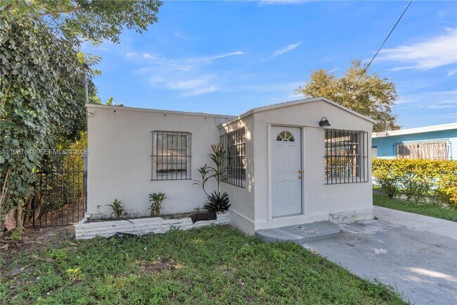 Foto del edificio - 6940 NW 6th Ct