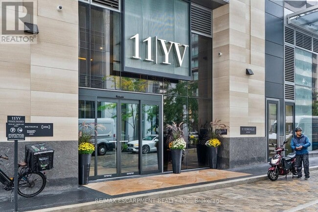 Photo du bâtiment - 11-2111 Yorkville Ave