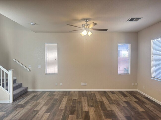 Foto del edificio - Beautiful two-story home located in Henderson featuring 3 bedrooms and 2.5 bathrooms