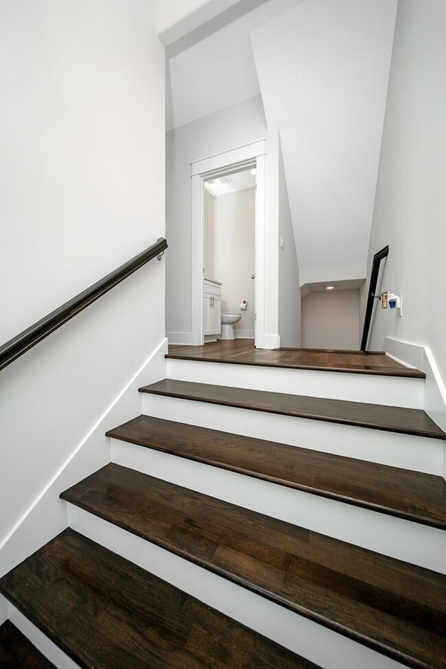 Building Photo - Stunning 2BE/2.5BA townhome next to Percy ...