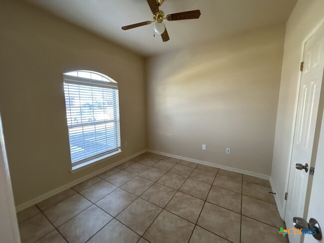 Building Photo - 3906 Lone Oak Dr