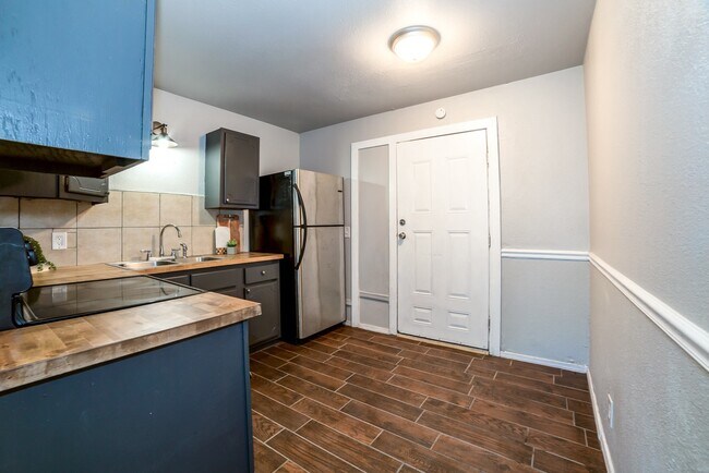 Building Photo - 2 Bed 1 Bath Duplex - Remodeled!