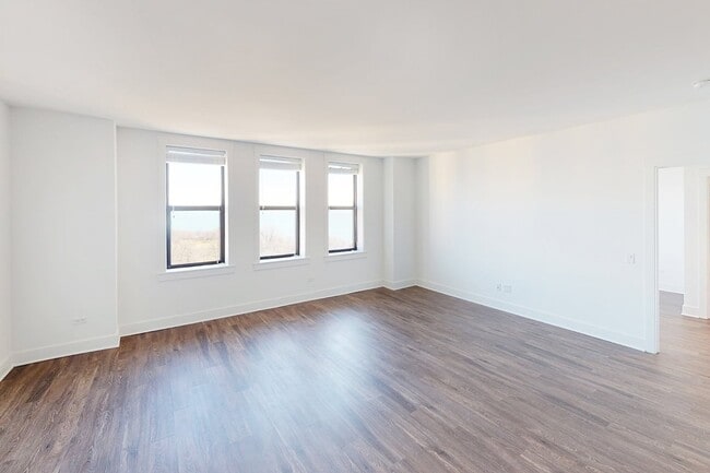 Interior Photo - Shoreland