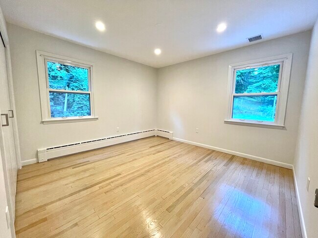 Spacious primary bedroom - 25 High St