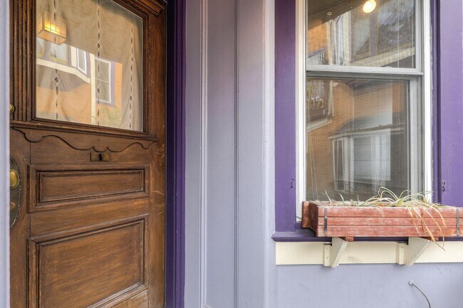 Building Photo - Two Bedroom Noe Valley Cottage - Please Co...