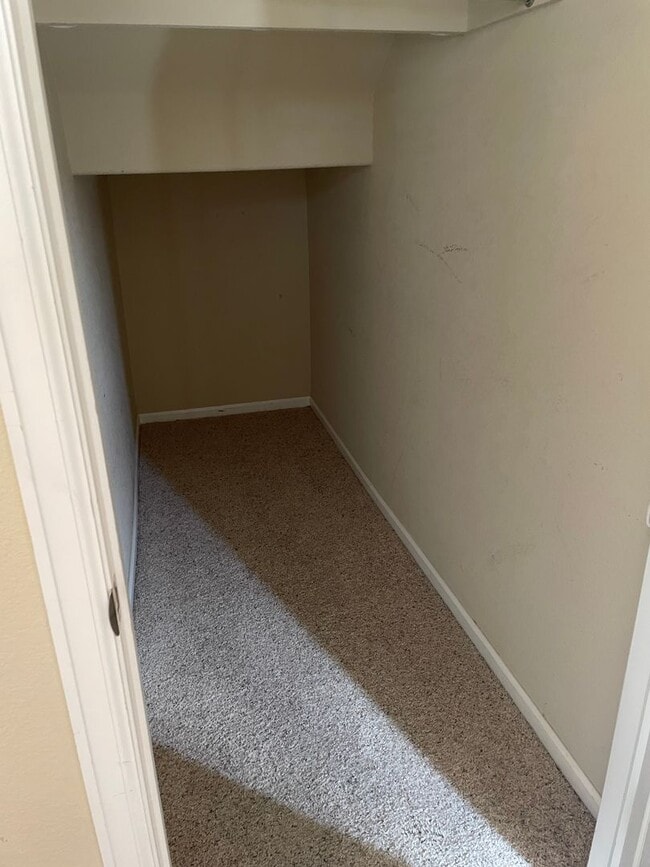 Building Photo - 2 bed/1 bath Townhome with Garage, Pool, Clubhouse