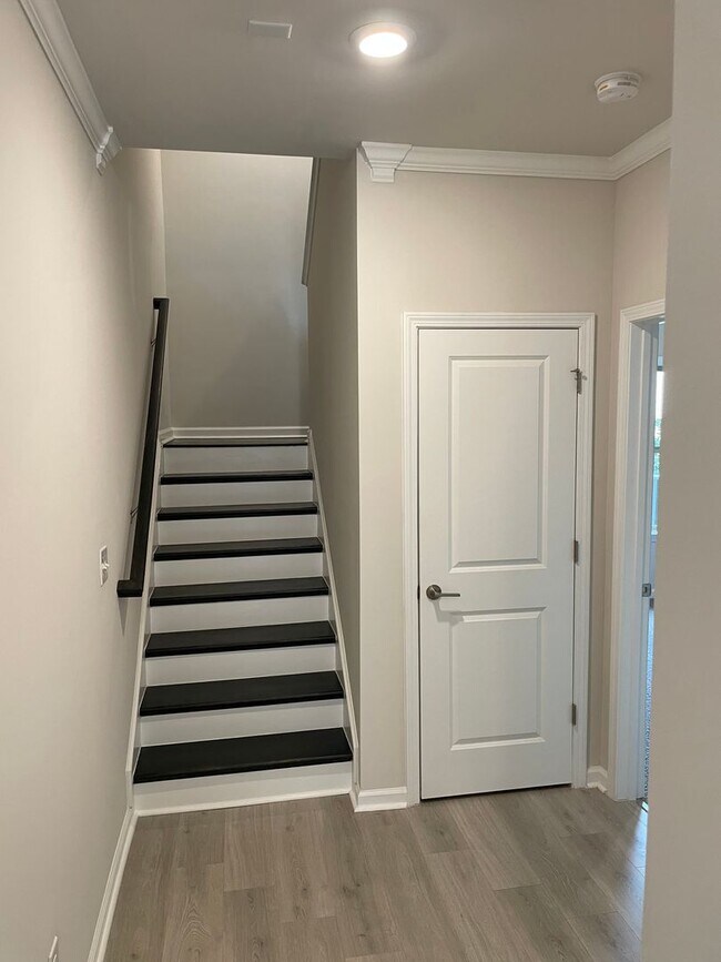 Building Photo - Wonderful 3 Bed 3.5 bath Townhome in Duluth!