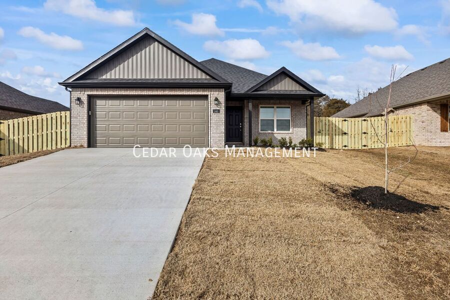 Foto principal - Stunning BRAND NEW Home, Fenced Yard, All ...