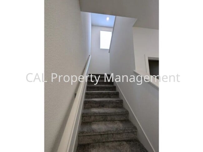 Building Photo - Beautiful 5 Bedroom Home in Hollister