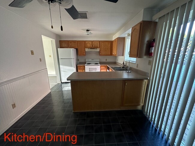 Foto del edificio - 4 bedroom 2 bath home prime location