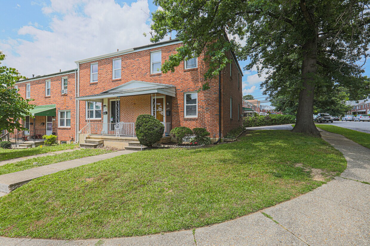 Primary Photo - 1714 White Oak Ave