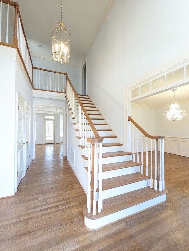 Building Photo - 325 Yorkshire Dr