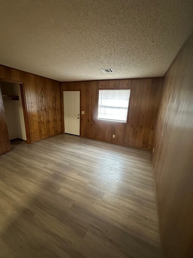 Building Photo - 13th Street