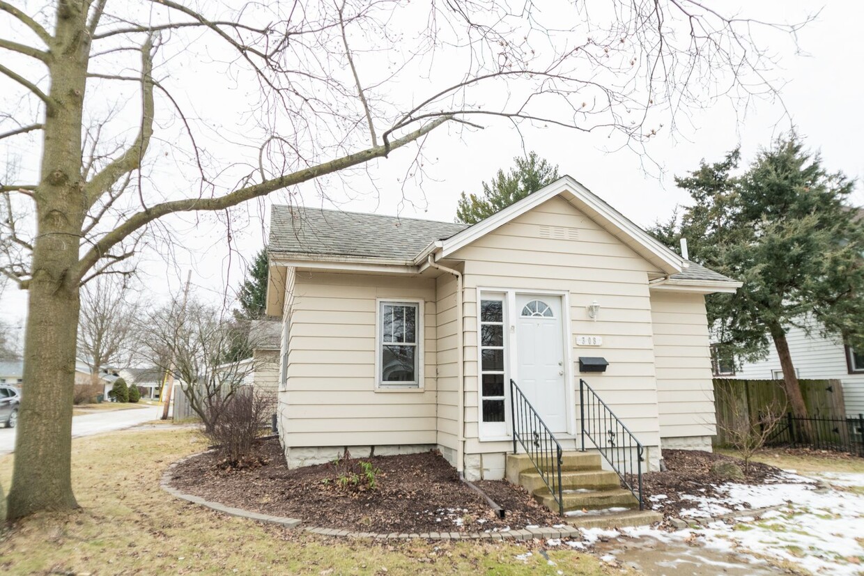 Primary Photo - 2 bed 1 bath home Downtown Valparaiso