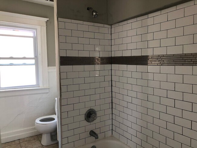 Building Photo - 1247 West  ave - Unit 2 (Upper)