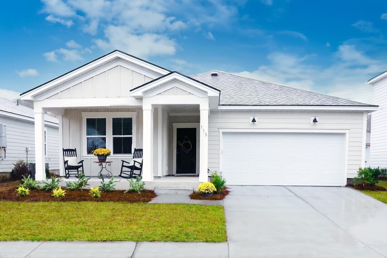 Primary Photo - 3 bedrooms and 2 full bathroom- Located in...