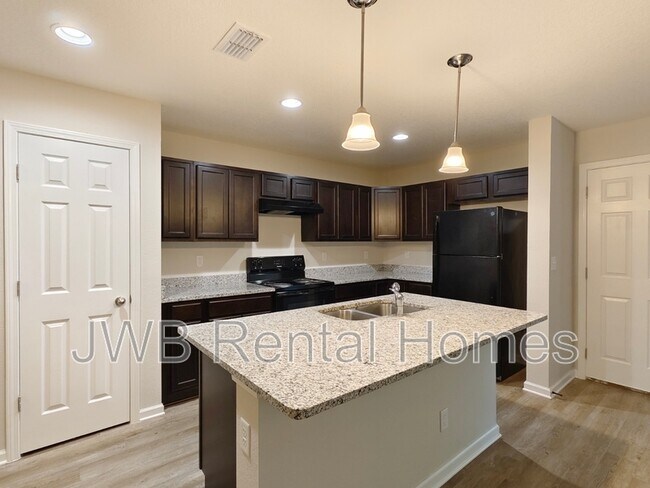 Foto del edificio - 8006 Dandy Ave