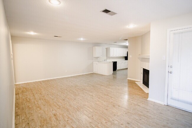 Foto del edificio - 8232 Raleigh Ave