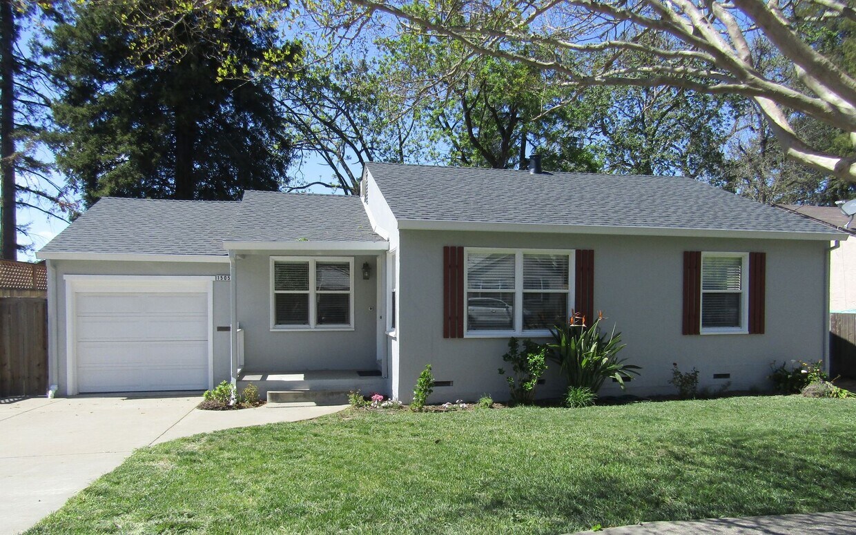 Primary Photo - Charming 3 bed 1 Bath Home in Great Santa ...