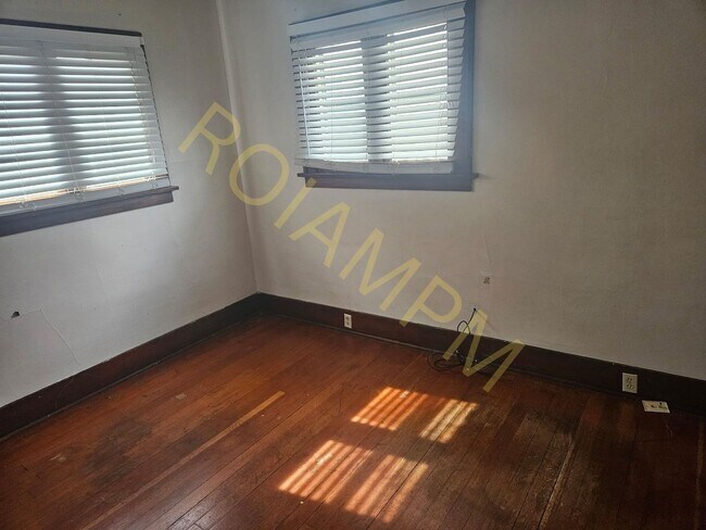 Building Photo - Charming 2-bed 1-bath house