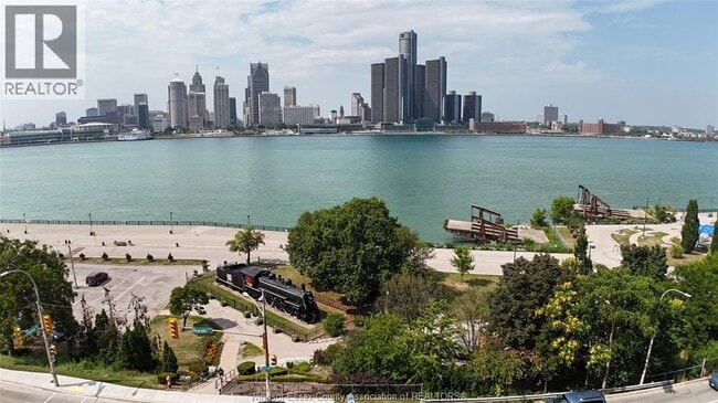 Building Photo - 111 Riverside Dr E