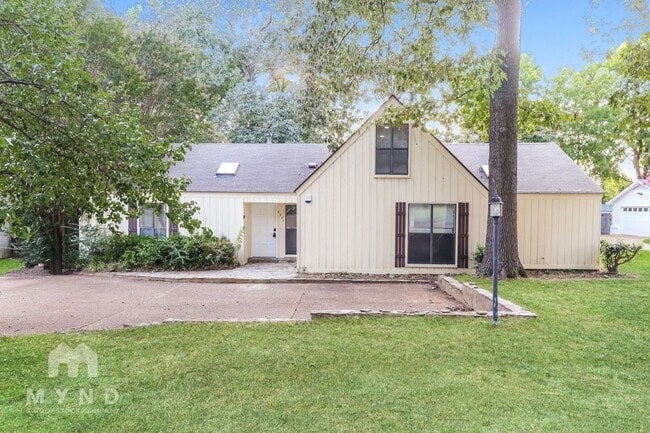 Building Photo - 2201 Montego Dr
